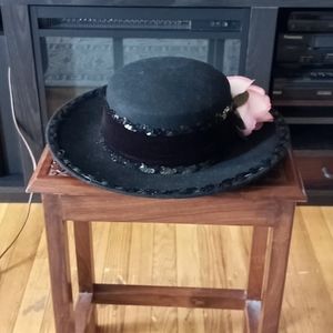 Medium brim black hat